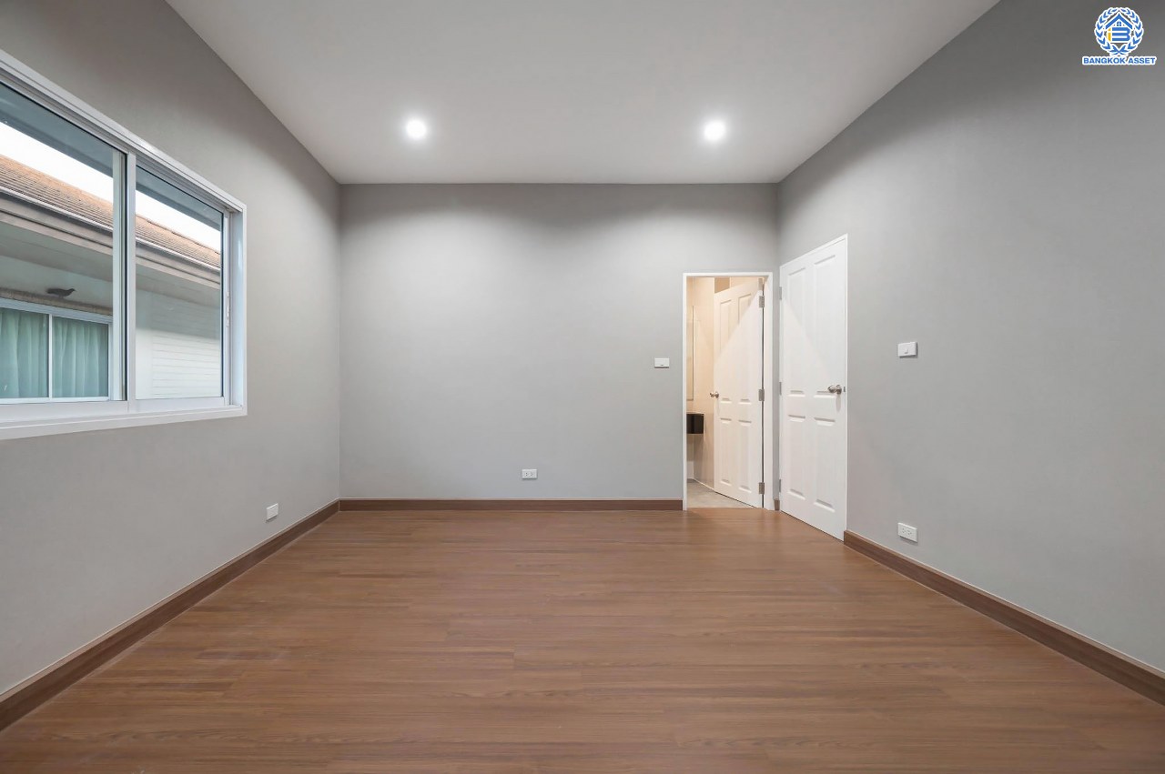 บ้านมือสองตกแต่งใหม่ โครงการ เดอะเวอรีเดียนโฮม กาญจนาภิเษก เนื้อที่กว้าง 75 ตร.ว. ฟังก์ชัน 3 ห้องนอน 4 ห้องน้ำ 1 ห้องอเนกประสงค์ 1 ห้องแม่บ้าน จอดรถได้ 2 จอด บนทำเลดี ติดถนนกาญจนาภิเษก เชื่อมต่อถนนรัตนาธิเบศร์ ถนนนครอินทร์ ถนนกาญจนาภิเษก ใกล้รถไฟฟ้าสายสีม่วง "สถานีตลาดบางใหญ่" และจุดขึ้นทางด่วน "ศรีรัช"...